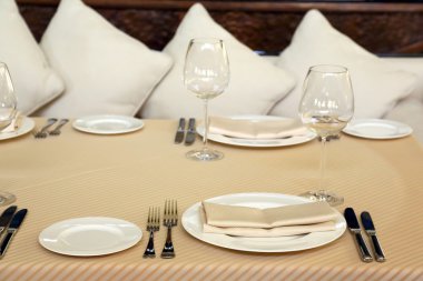 yemekler restoranda masaya