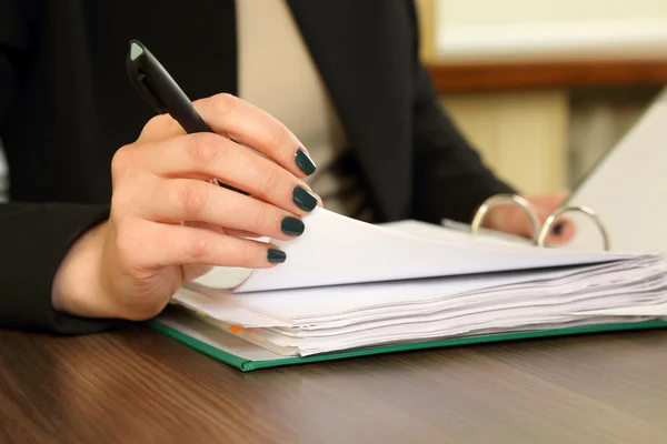 Mano de mujer de negocios con visor de documentos — Foto de Stock