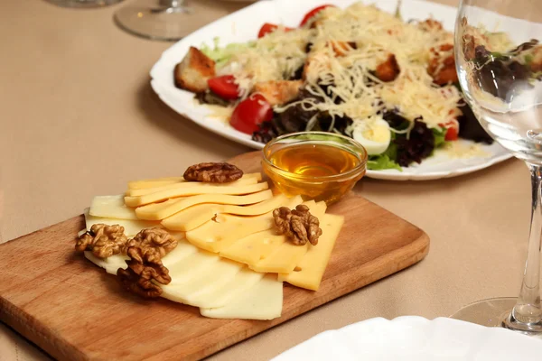Diferentes queijos e nozes para os alimentos — Fotografia de Stock