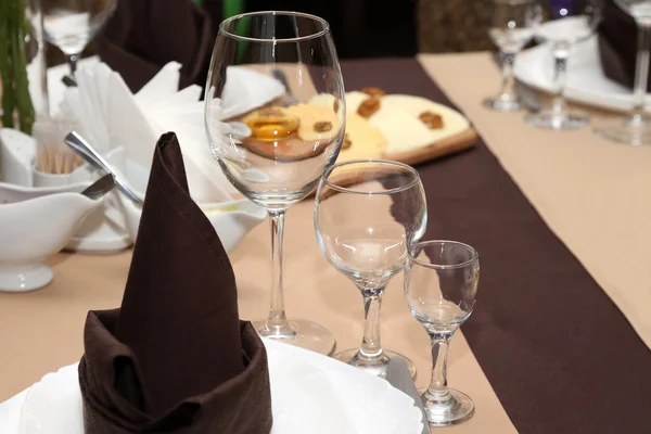 Servindo pratos na mesa no restaurante — Fotografia de Stock