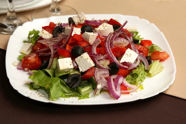 Λαχανικά σαλάτας και τυρί σε ένα άσπρο πιάτο — Φωτογραφία Αρχείου