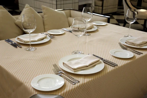 Servir platos sobre la mesa en el restaurante — Foto de Stock