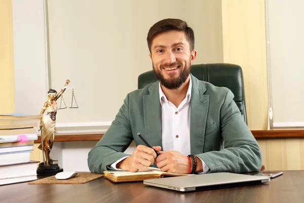 Abogado exitoso en la oficina sentado en el escritorio — Foto de Stock