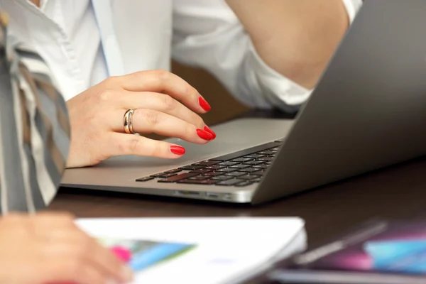 Hands of business woman working on laptop — Stock Photo, Image