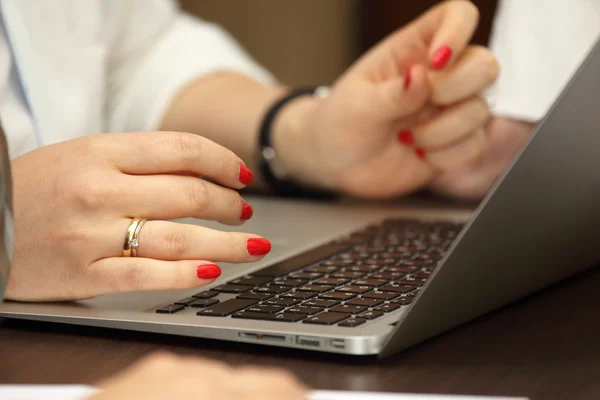 Hands of business woman working on laptop — Stock Photo, Image