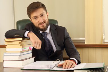 başarılı iş adamı içinde yazıhane ile kitap ve belgeler