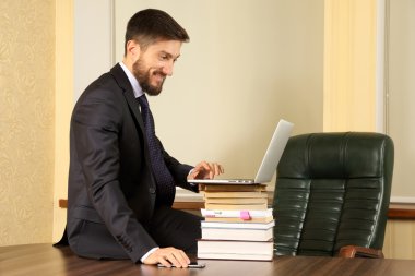 Ofis Masaları oturma ve çalışma başarılı iş adamı