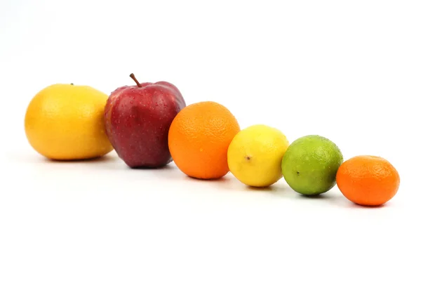 Експоновані в ряді фруктів на білому тлі — стокове фото