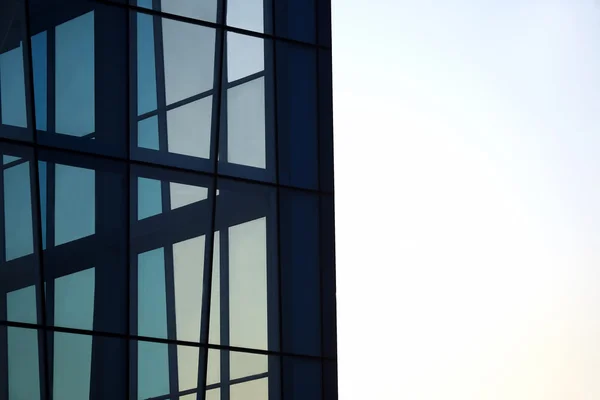 Fachada transparente del edificio contra el cielo —  Fotos de Stock