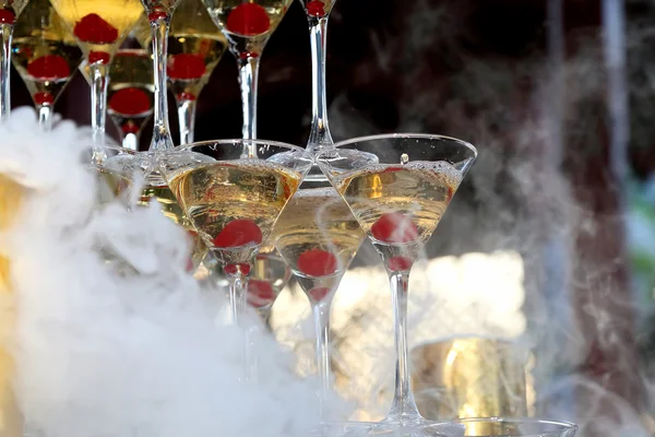 Veel van de champagneglazen op elkaar gestapeld — Stockfoto