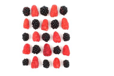 Ahududu ve böğürtlen içinde beyaz bir karede koyulur