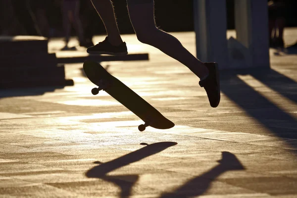 Silhouette der Beine beim Skaten — Stockfoto