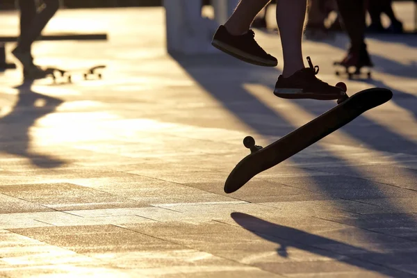 Junger Mann springt auf Skateboard — Stockfoto