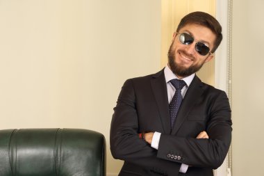 Ofisteki başarılı iş adamının portresi.