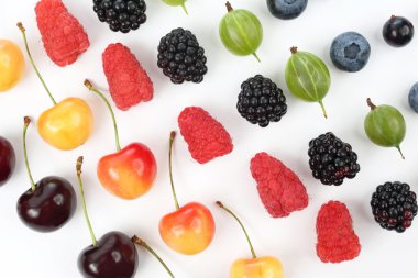 Beyaz bir arka plan üzerinde düzenlendiği sırada farklı meyveler