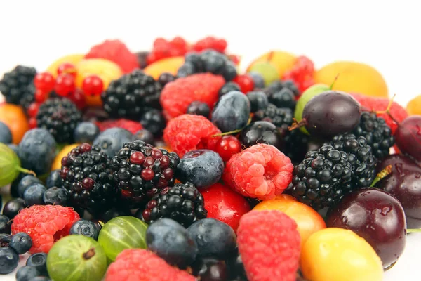 Lotes de frutas frescas diferentes em um fundo branco — Fotografia de Stock