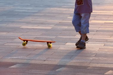 Gençler bir kaykay sürme 