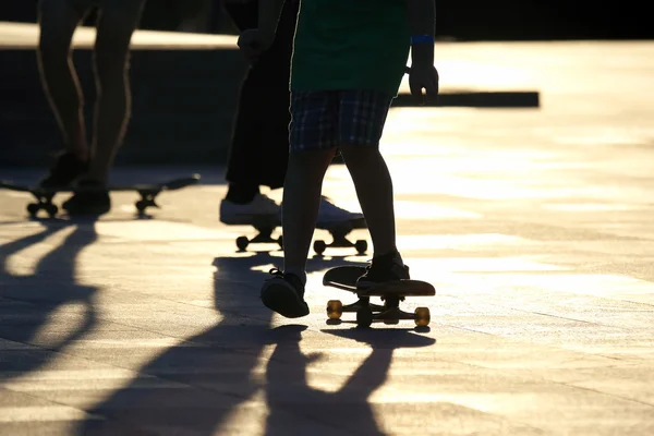 Силует людей, що катаються на скейтборді на сонці — стокове фото