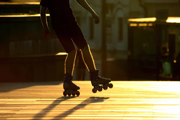 Paires de jambes silhouette sur patins à roulettes — Photo