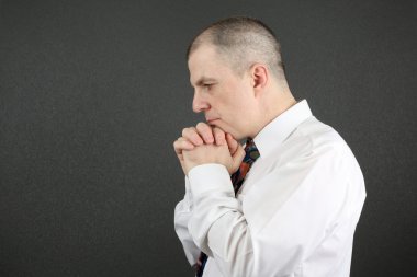 Beyaz gömlekli bir adam iş düşünüyor