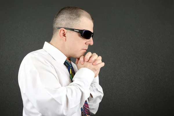 Hombre de negocios con camisa blanca y gafas de sol cogidas de la mano —  Fotos de Stock