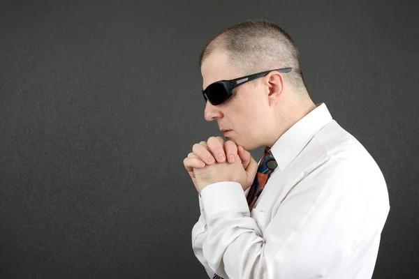 Homme d'affaires en chemise blanche avec des lunettes de soleil tenant la main — Photo