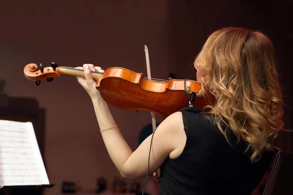 Rubia toca el violín —  Fotos de Stock