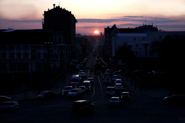 Sonnenuntergang entlang einer Stadtstraße — Stockfoto