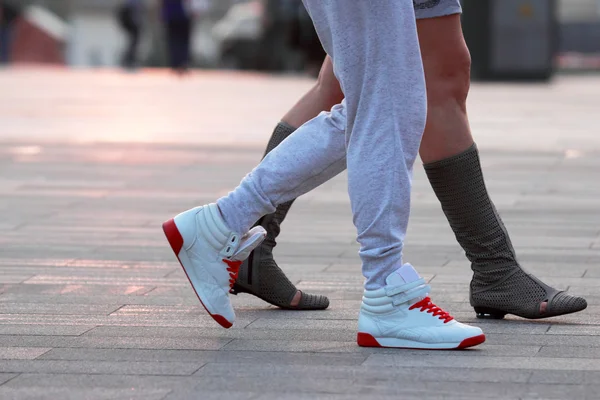 Nohy ze dvou lidí, kteří jdou — Stock fotografie