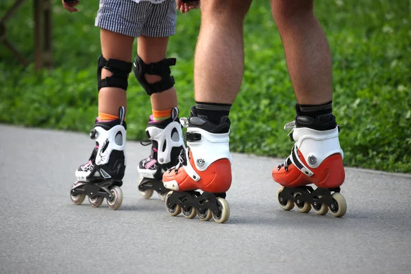 Dois pares de pernas em patins — Fotografia de Stock