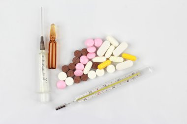 tıbbi tabletleri, iğneler, termometre, şırınga için ampul 