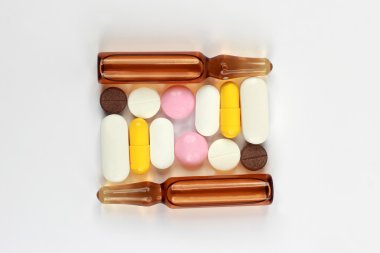 tıbbi tabletler ve kapsüller beyaz arka plan üzerinde