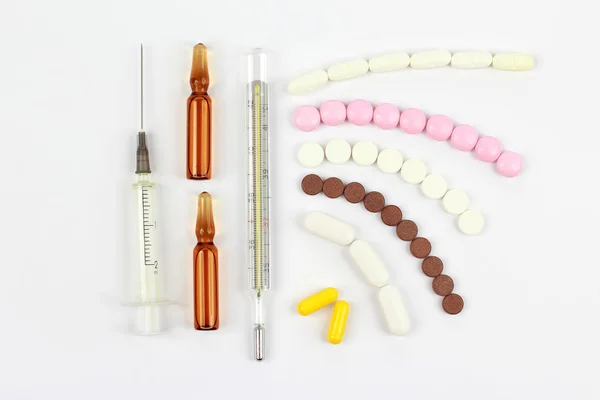 Лекарственные таблетки, ампулы для инъекций, термометр, шприц — стоковое фото