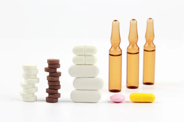 Läkemedel tabletter och kapslar på vit bakgrund — Stockfoto