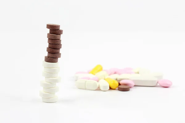 Olika läkemedel piller på vit bakgrund — Stockfoto
