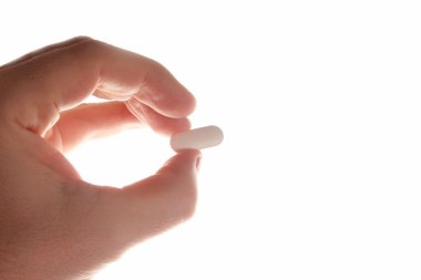 parlak beyaz ışık arka plan üzerinde elinde tıbbi tablet
