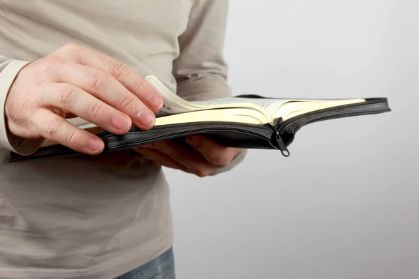 Libro abierto la Biblia en las manos de los hombres — Foto de Stock