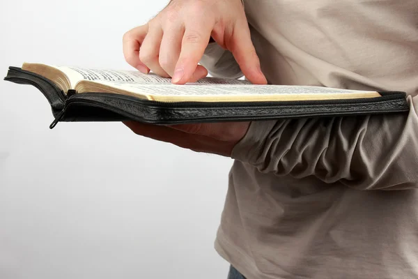 Hombre sostiene en sus manos un libro abierto — Foto de Stock