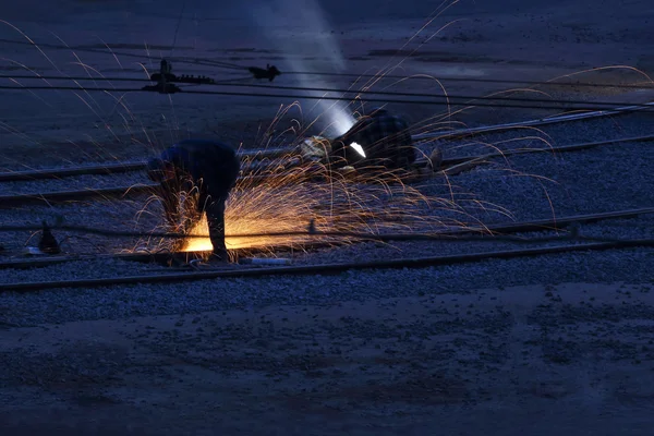 Trabalhadores soldadores reparar trilhos de metal — Fotografia de Stock