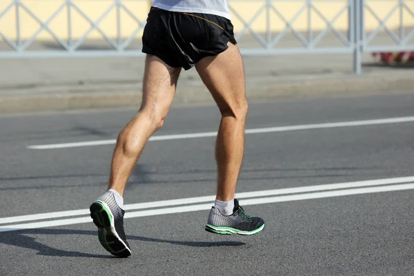 Бег на ноги спортсмен на дистанции марафона — стоковое фото