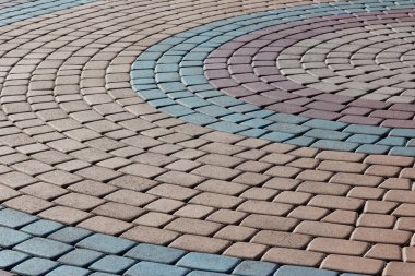 renkli taş döşeme ile çizgili şekil