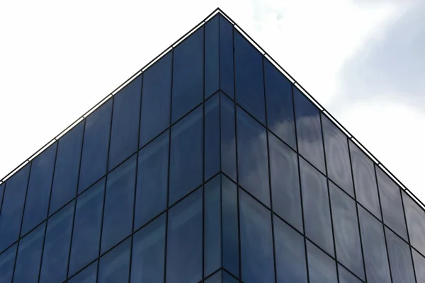 Fachada de cristal del edificio contra el cielo —  Fotos de Stock