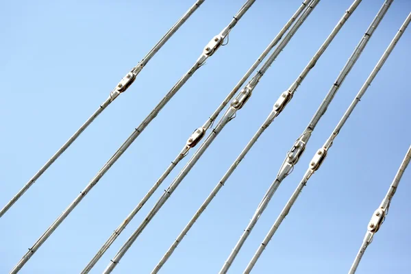 Les câbles d'un pont suspendu en gros plan — Photo