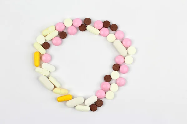 Различные медицинские таблетки на белом фоне в форме круга — стоковое фото