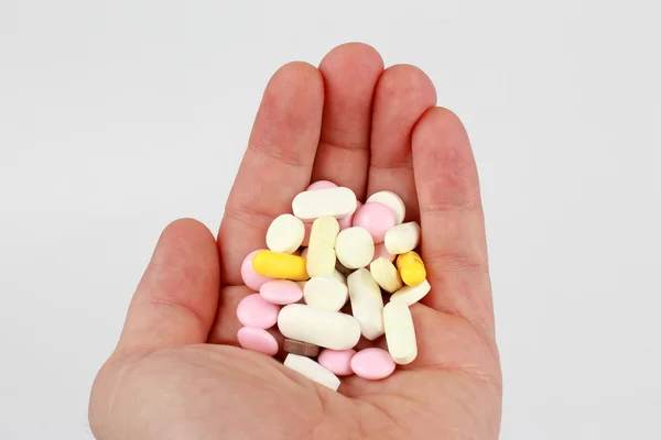 Verschiedene medizinische Tabletten in der Handfläche — Stockfoto