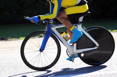 karayolu üzerinde bisikletçi bisiklet sürmek