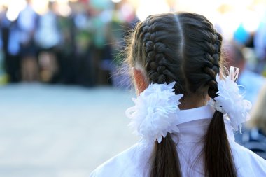 uzun saçlı kız beyaz yay ile tarz