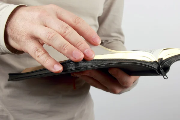 Libro abierto la Biblia en las manos de los hombres — Foto de Stock