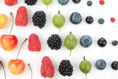 farklı sulu çilek beyaz bir arka plan üzerinde satırlardaki koyulur