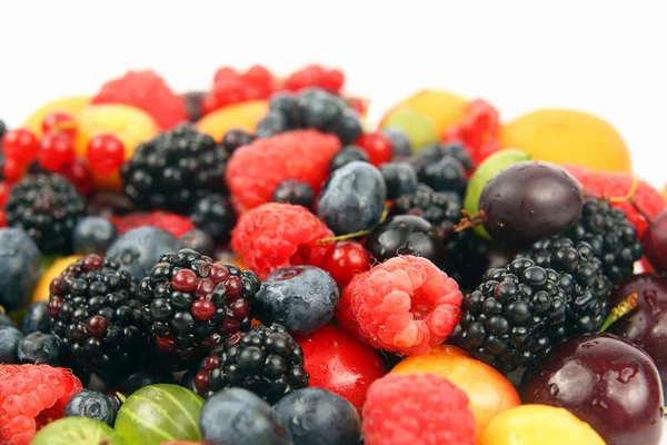 Lotes de frutas frescas diferentes em um fundo branco — Fotografia de Stock